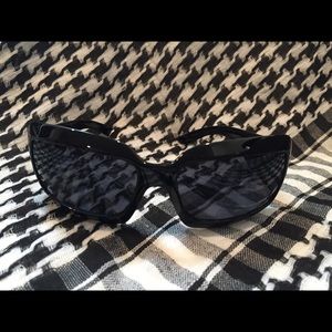 Chanel Black pearl logo square shades